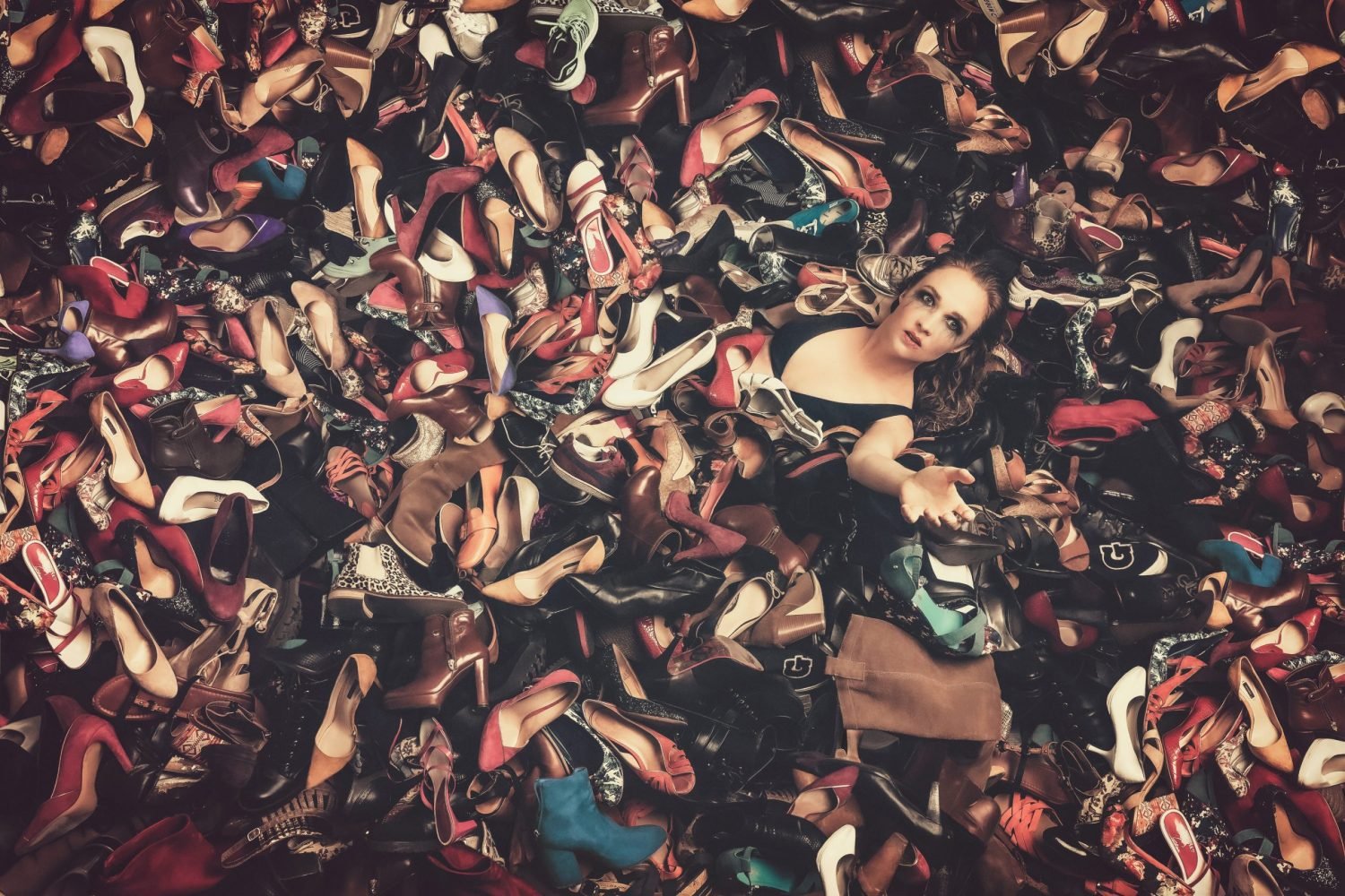 The drowning of consumption, shoes sauce - Hinders by Idan Wizen.